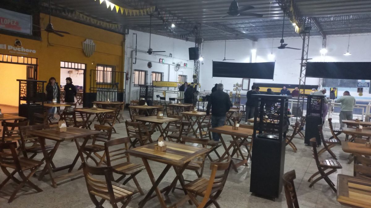 El Puchero con su patio cervecero. El Puchero con su patio cervecero.