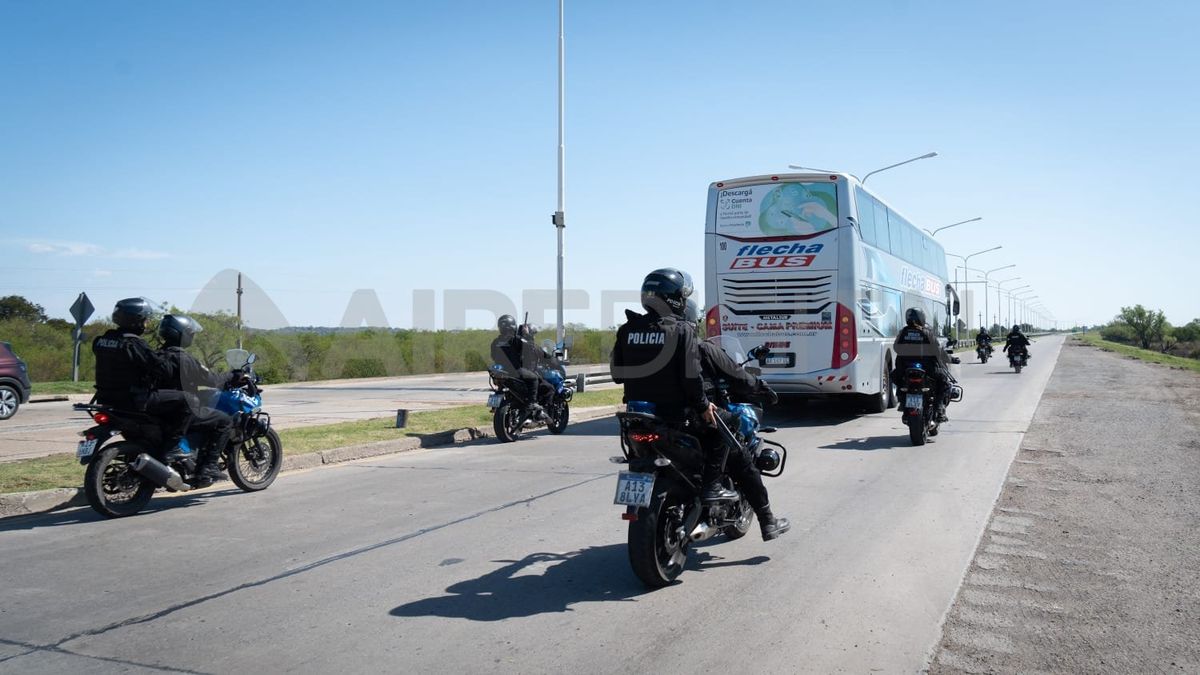 Custodiados por la Policía luego de sufrir un apriete de la barra durante la última semana, el plantel de Colón viaja a Santa Fe para enfrentar a Argentinos Juniors.