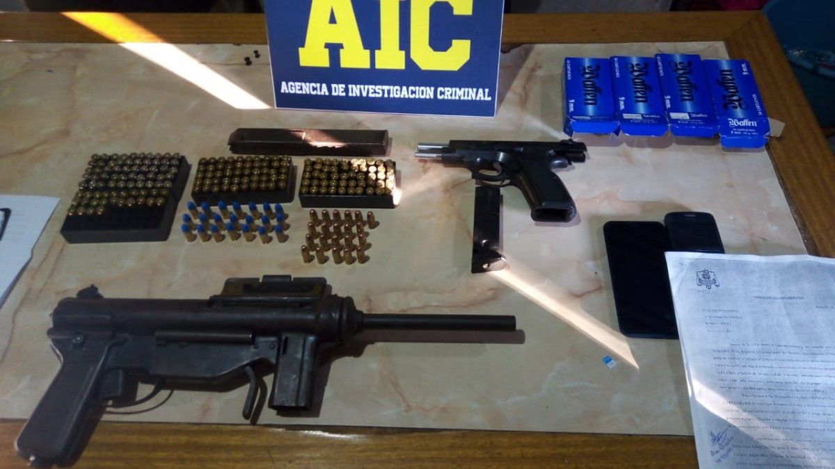 Esta semana, en un allanamiento en Lima al 2800 y Alsina al 3000, se detuvo a Mauro Valentín P. (19). sospechado del homicidio de Enzo Moreno de 15 años el 5 de abril. Le incautaron armamento que mete miedo: pistola ametralladora Pam calibre 9 con su cargador, otra pistola calibre 9, 300 municiones del mismo calibre y una escopeta. 