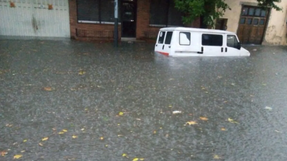 Embistió y arrastró a una mujer con el auto en medio del temporal