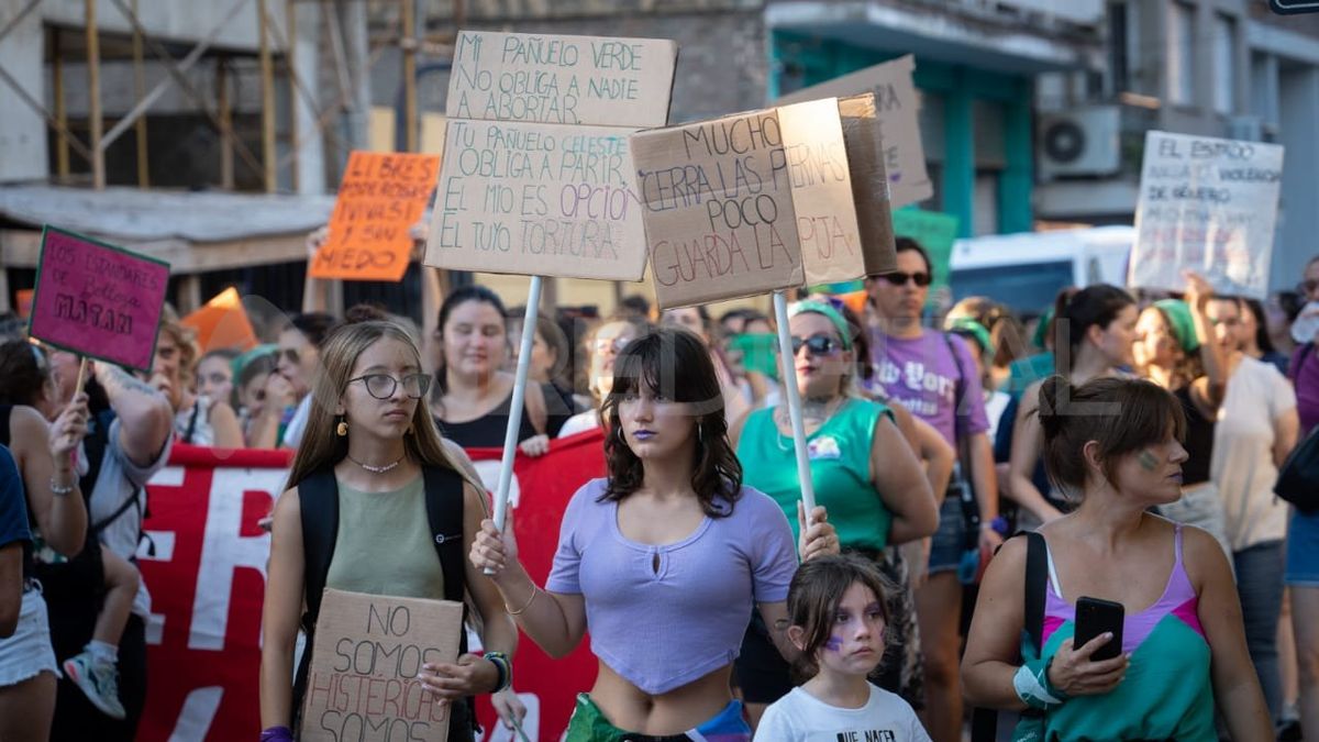 Los rostros cansados podían verse detrás de cada bandera y pancarta que alzaron para marchar sin prisa pero sin pausa. Los rostros cansados podían verse detrás de cada bandera y pancarta que alzaron para marchar sin prisa pero sin pausa.