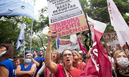 Los docentes se movilizaron al Ministerio de Educación este miércoles. Los docentes se movilizaron al Ministerio de Educación este miércoles.
