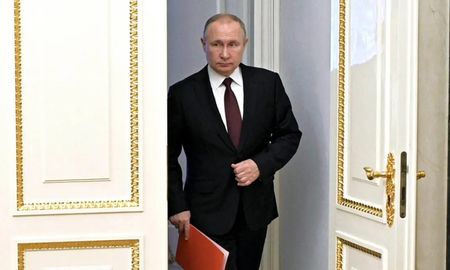 El presidente ruso firmó un decreto que facilita la estadía y elimina las restricciones de trabajo para los ucranianos que llegaron a Rusia desde el inicio de la invasión. El presidente ruso firmó un decreto que facilita la estadía y elimina las restricciones de trabajo para los ucranianos que llegaron a Rusia desde el inicio de la invasión.