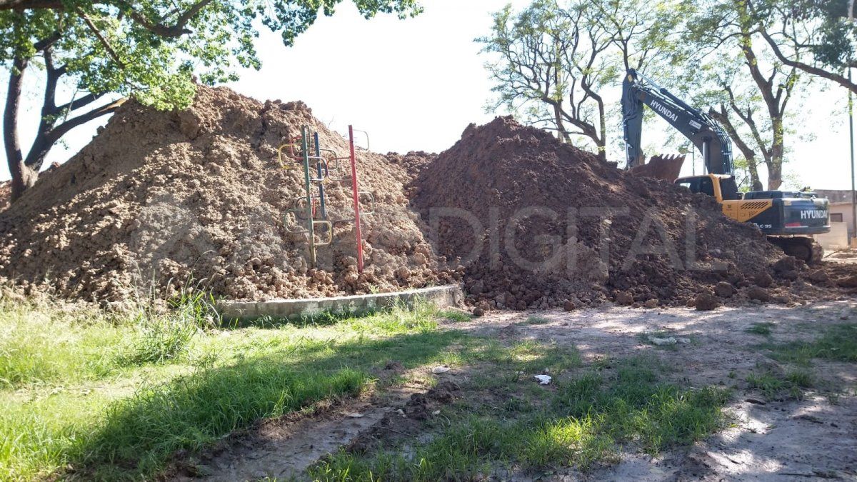 Los montículos de tierra se parecen ya a montañas y están en el medio de la plaza San José. Pertenecen a la obra del Desagüe Espora. 