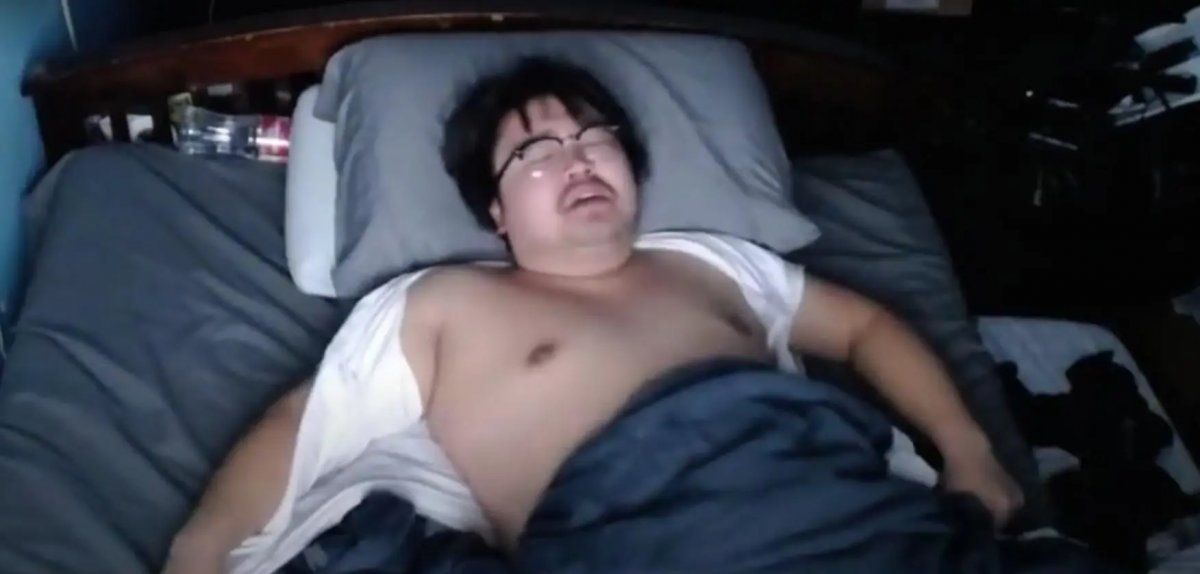 Un streamer gana 16.000 dólares por dejar que sus seguidores lo molesten en directo mientras duerme&nbsp;