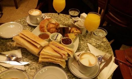 En agosto de 2025, tomar el té en el Café Tortoni cuesta $38.000 para dos personas. En agosto de 2025, tomar el té en el Café Tortoni cuesta $38.000 para dos personas.