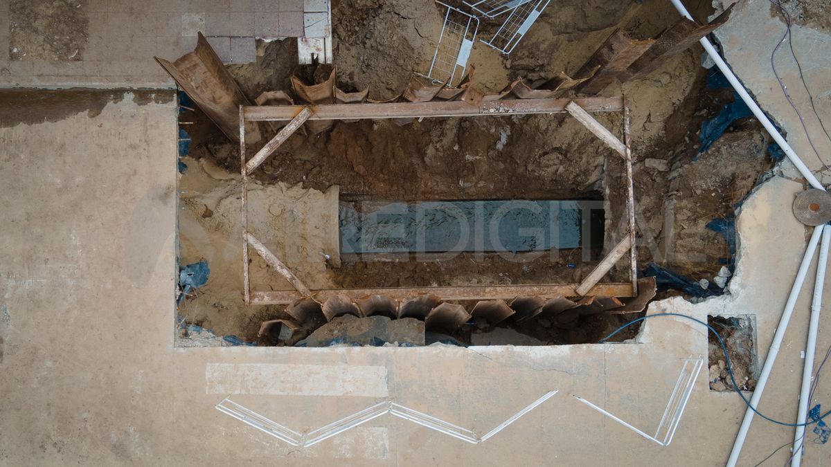 El socavón se produjo por la rotura de un conducto cloacal de más de un metro de diámetro, ubicado a más de 5 metros de profundidad. El socavón se produjo por la rotura de un conducto cloacal de más de un metro de diámetro, ubicado a más de 5 metros de profundidad.