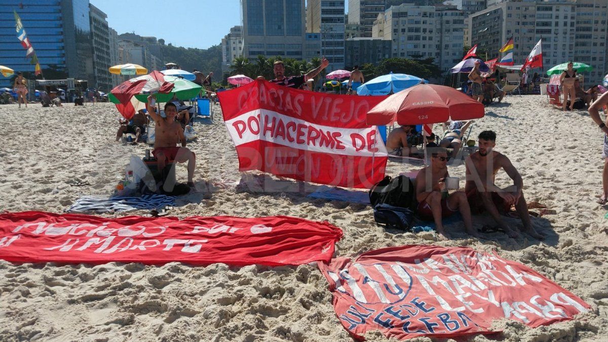 Los hinchas de Unión hacen la previa en playas de Copacabana antes del partido contra Fluminense.