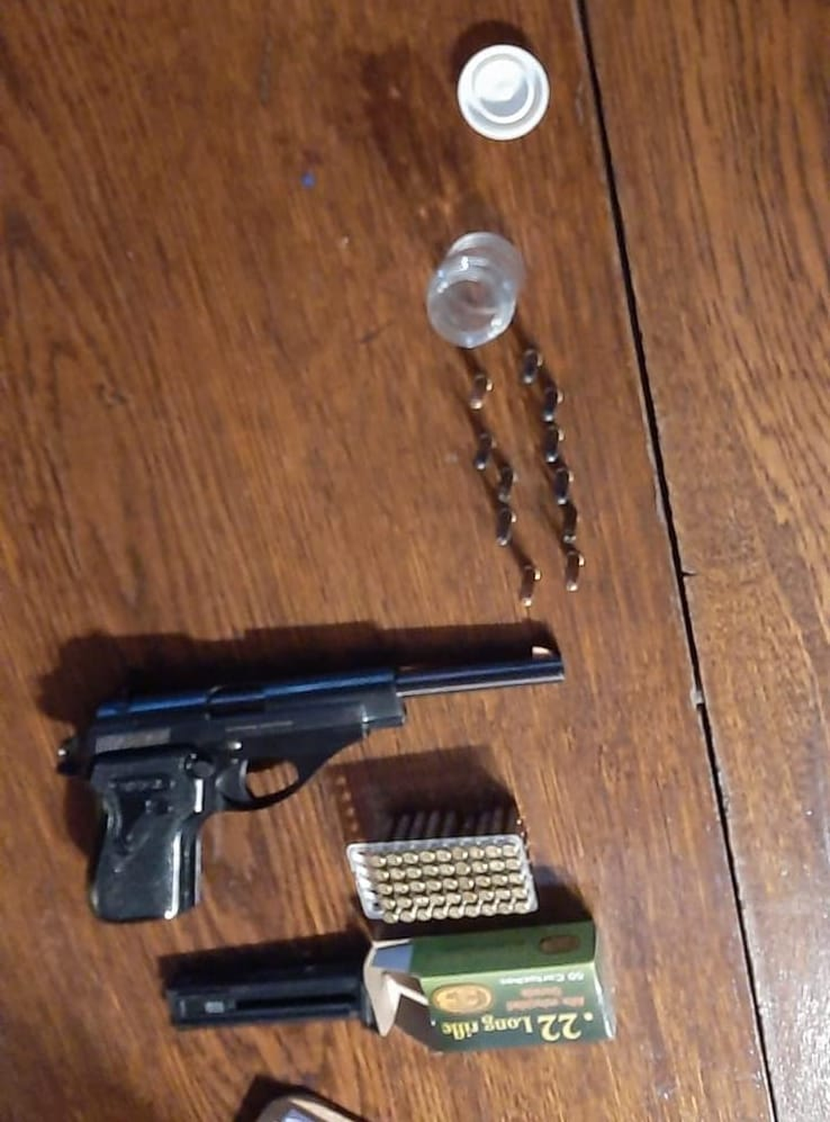 El abuelo entregó voluntariamente un arma de fuego calibre 76 con un cartucho intacto en su cargador y un tubo caño aparte en una caja de color negra.