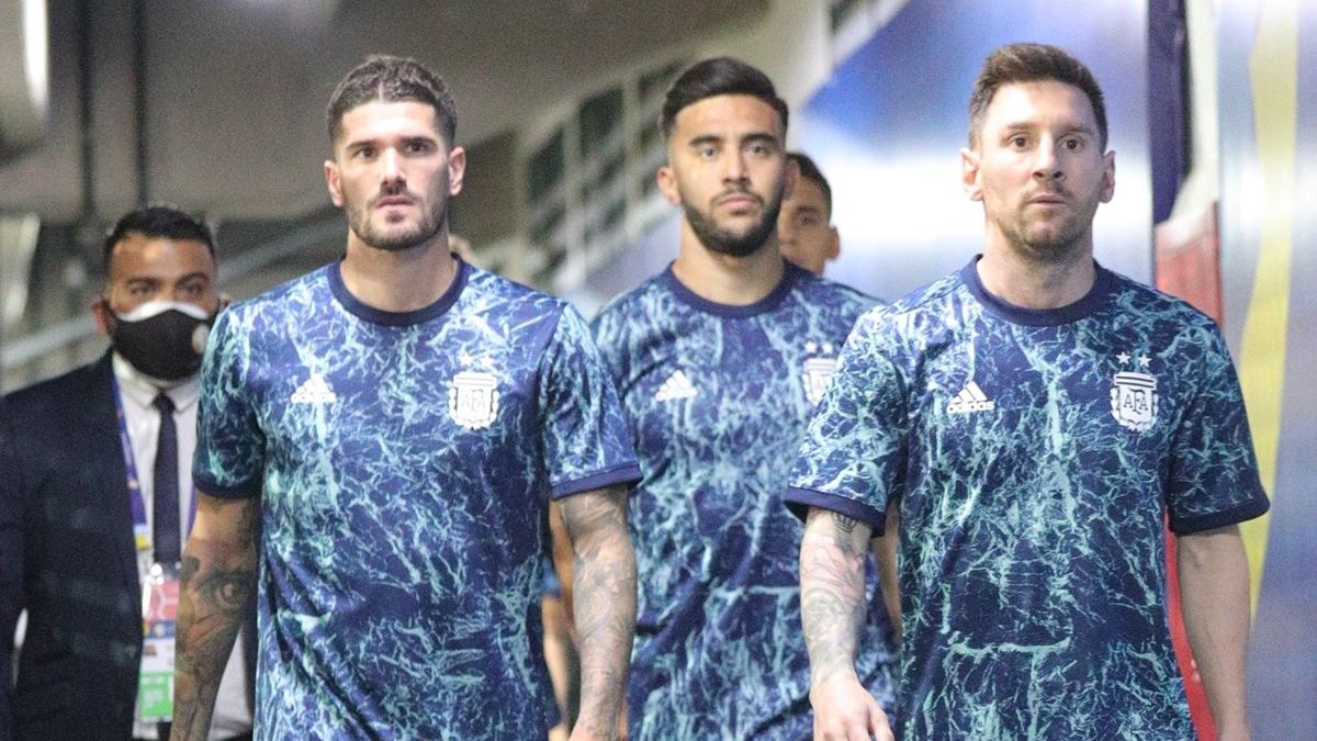 El plantel de la Selección Argentina arribó al país en la mdrugada de este martes y ya prepara el duelo ante Uruguay por la segunda fecha de la Copa América.