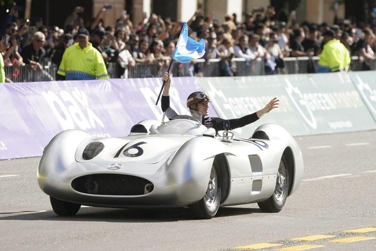 El argentino Franco Colapinto hizo emocionar a los nostálgicos de la Fórmula 1 al girar en la Ciudad de Buenos Aires en la histórica “Flecha de Plata” con la que Juan Manuel Fangio se consagró campeón en 1954 y 1955.