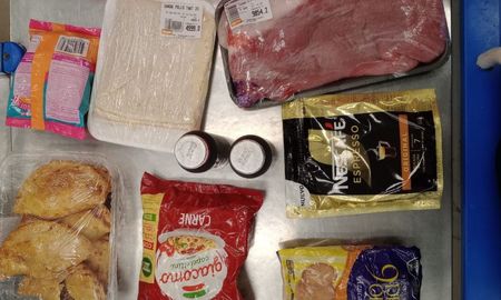 Entre los elementos robados se destacan: carne envasada, sanguches, empanadas, galletas, un paquete de fideos y latas. Entre los elementos robados se destacan: carne envasada, sanguches, empanadas, galletas, un paquete de fideos y latas.