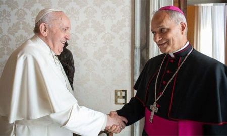 Robert Prévost, en su rol de cardenal, con el Papa Francisco. Robert Prévost, en su rol de cardenal, con el Papa Francisco.