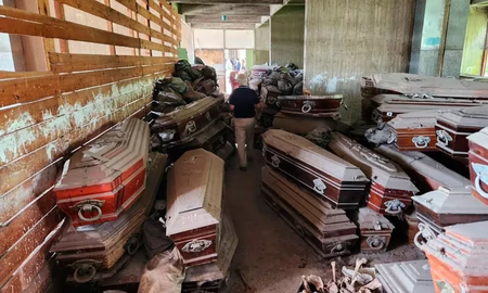 Los ataúdes estaban abandonados en cuatro depósitos.