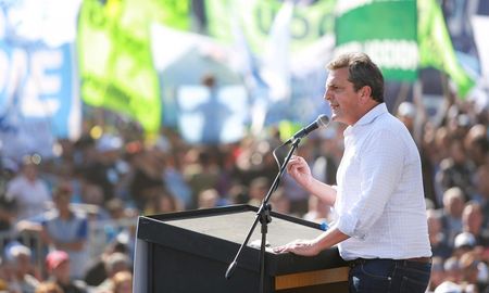 El ministro de Economía, Sergio Massa, anunció este lunes en Plaza de Mayo ante una multitud de trabajadores que a partir del 1 de octubre próximo el nuevo piso del Impuesto a las Ganancias subirá hasta 1.770.000 pesos mensuales. El ministro de Economía, Sergio Massa, anunció este lunes en Plaza de Mayo ante una multitud de trabajadores que a partir del 1 de octubre próximo el nuevo piso del Impuesto a las Ganancias subirá hasta 1.770.000 pesos mensuales.