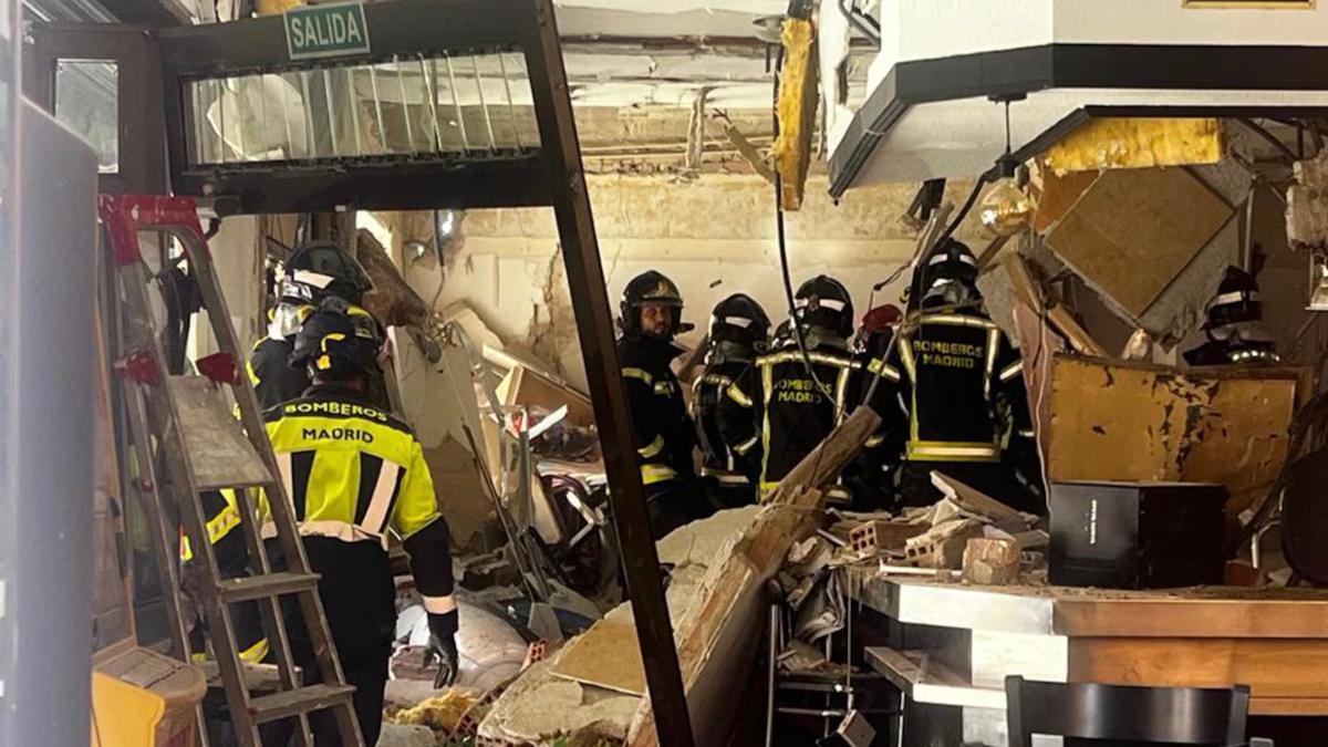 Trabajan médicos y personal de protección civil en las tareas de rescate.