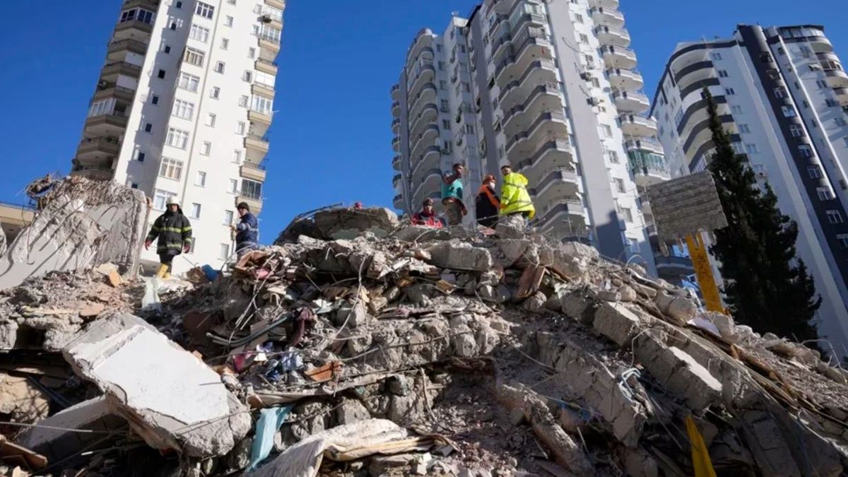Los servicios de rescate buscan a los últimos supervivientes del terremoto en Turquía y Siria entre los escombros.