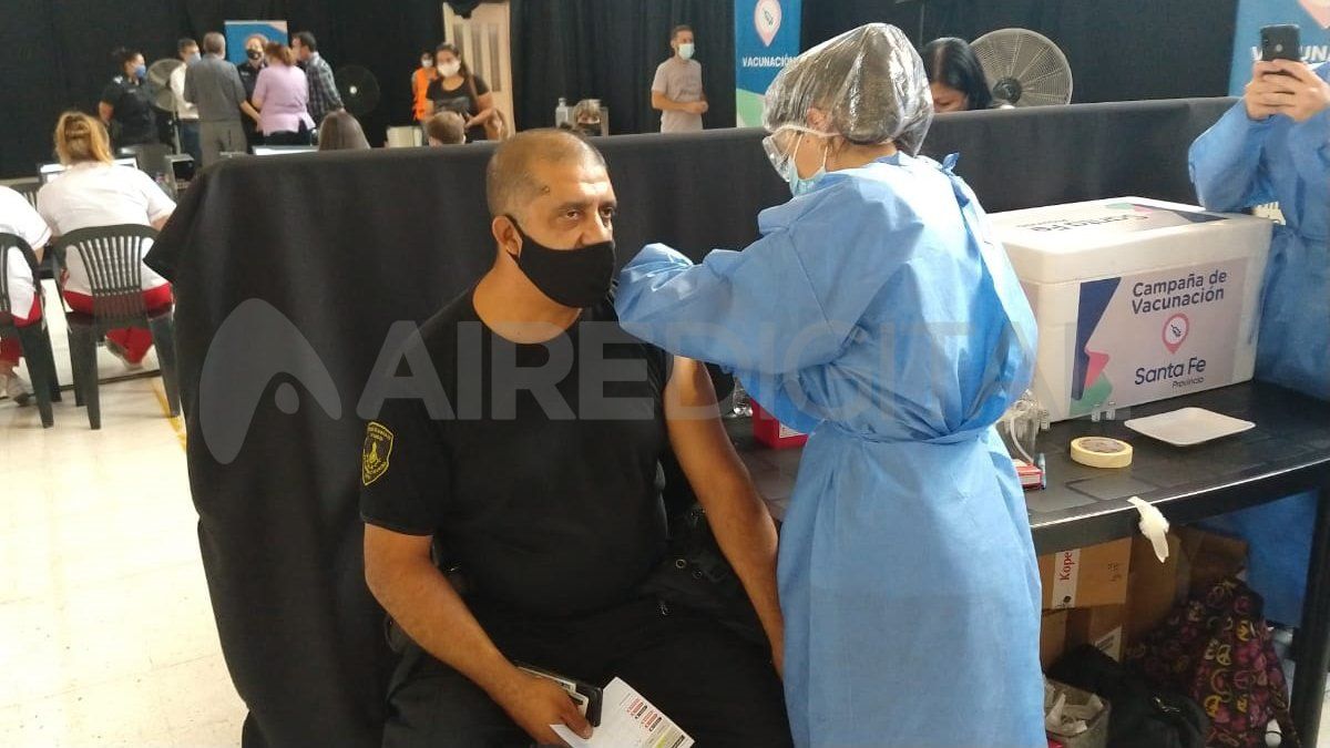 Los trabajadores de las fuerzas son inoculados con dosis de la vacuna Sinopharm