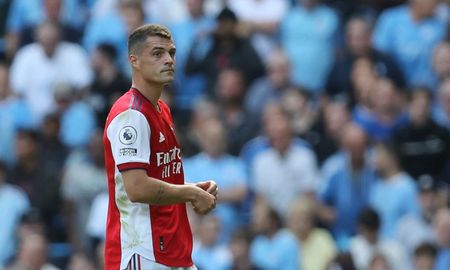 Granit Xhaka, del Arsenal, no se vacunó contra el coronavirus y dio positivo de covid. Granit Xhaka, del Arsenal, no se vacunó contra el coronavirus y dio positivo de covid.
