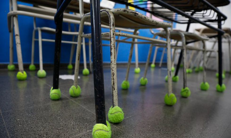 Padres y alumnos remodelaron un aula con pelotas de tenis para incluir a estudiantes con autismo Padres y alumnos remodelaron un aula con pelotas de tenis para incluir a estudiantes con autismo
