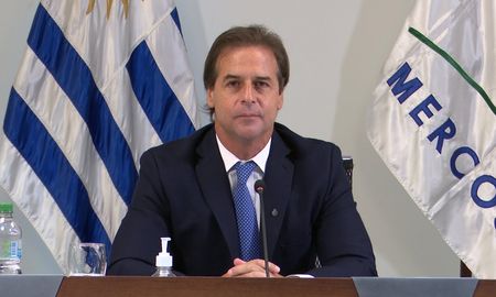 En un claro mensaje hacia el Mercosur, Luis Lacalle Pou, presidente de Uruguay dijo que sería el sueño del pibe, lograr acuerdos de libre comercio con China y Estados Unidos. En un claro mensaje hacia el Mercosur, Luis Lacalle Pou, presidente de Uruguay dijo que sería el sueño del pibe, lograr acuerdos de libre comercio con China y Estados Unidos.