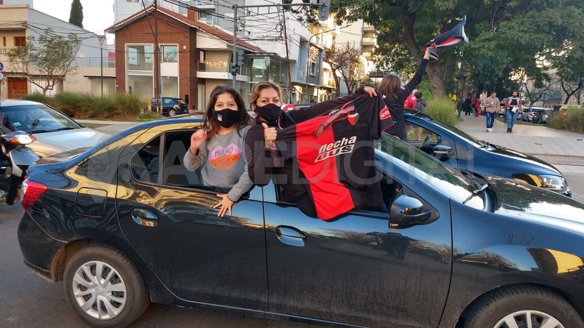 Una postal clásica del fin de semana: los sabaleros asomándose por las ventanillas de los autos con banderas de Colón.