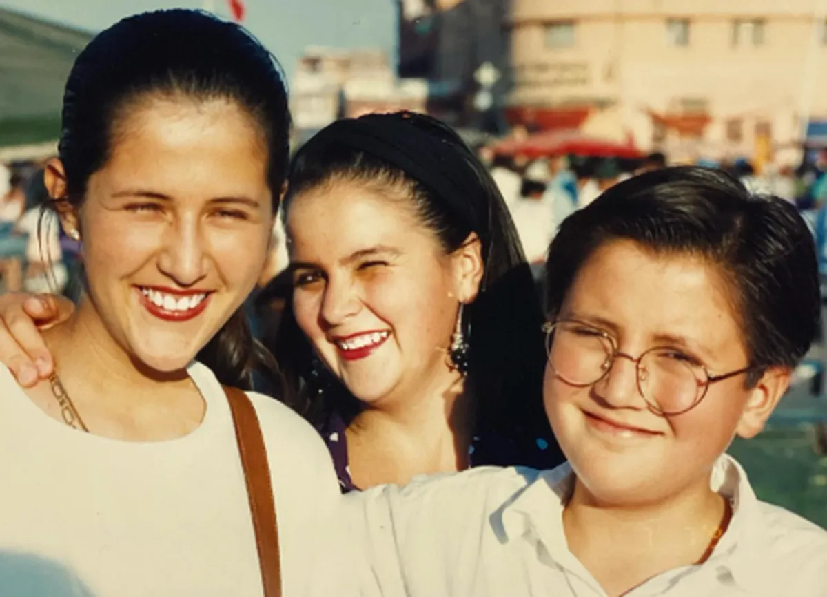 Rodolfo de MasterChef compartió una fotografía junto a sus hermanas, en donde se lo puede ver de joven. Rodolfo de MasterChef compartió una fotografía junto a sus hermanas, en donde se lo puede ver de joven.