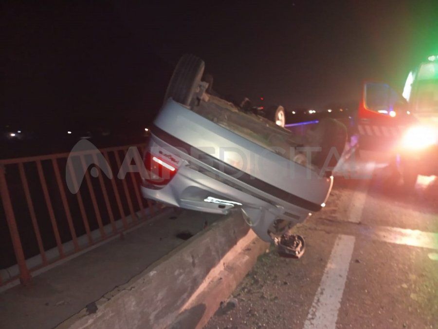 El automóvil quedó suspendido entre el muro de contención y la baranda del puente.