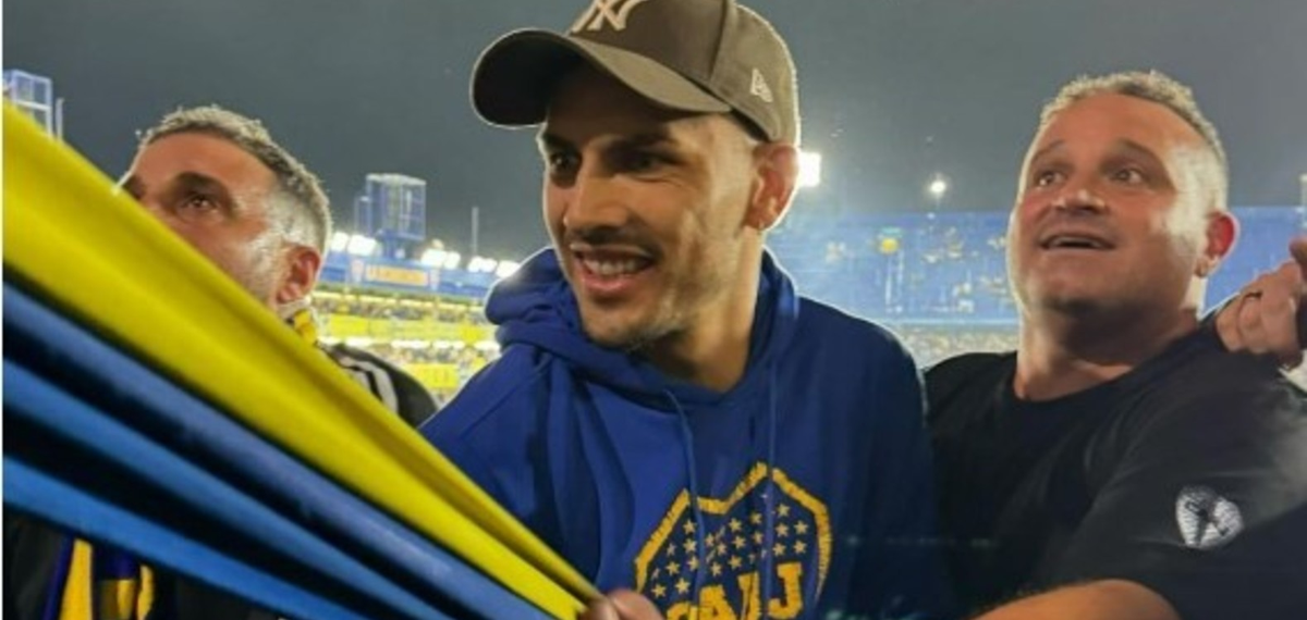 Leandro Paredes alentó a Boca ante Nacional Potosí en medio de La 12. Leandro Paredes alentó a Boca ante Nacional Potosí en medio de La 12.