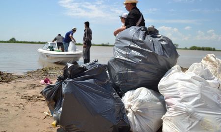 Convocan a voluntarios a limpiar el río en la costa de Monte Vera. Convocan a voluntarios a limpiar el río en la costa de Monte Vera.