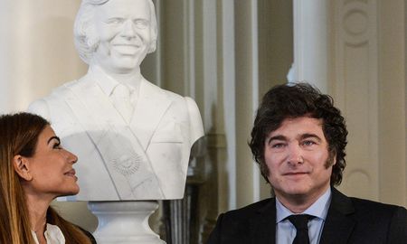 El presidente de la Nación, Javier Milei, encabezó el acto de colocación del busto en Casa Rosada del dos veces mandatario nacional, Carlos Saúl Menem. El presidente de la Nación, Javier Milei, encabezó el acto de colocación del busto en Casa Rosada del dos veces mandatario nacional, Carlos Saúl Menem.