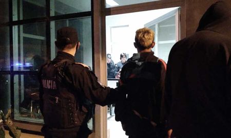 la policia detuvo a cinco jovenes, tres de ellos menores, y secuestro dos armas la policia detuvo a cinco jovenes, tres de ellos menores, y secuestro dos armas