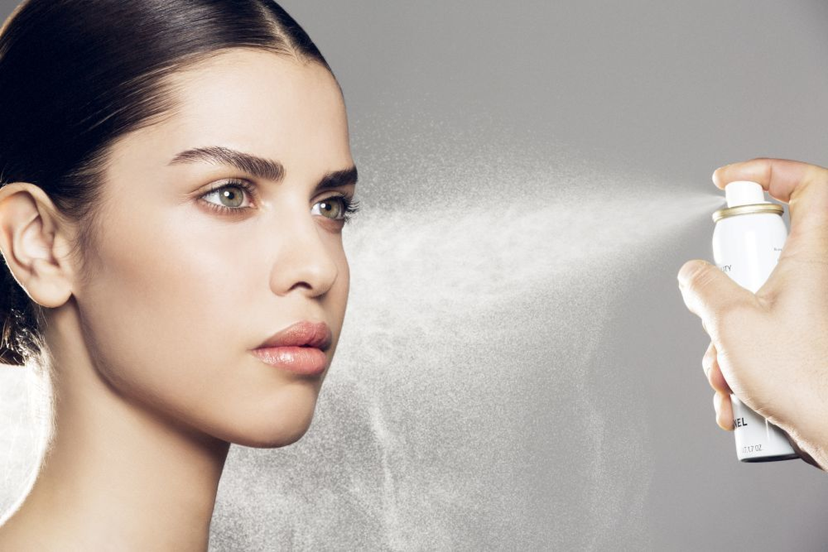 El spray fijador, mediante una aplicación prácticamente instantánea, fija el maquillaje en su lugar y alarga su vida útil.