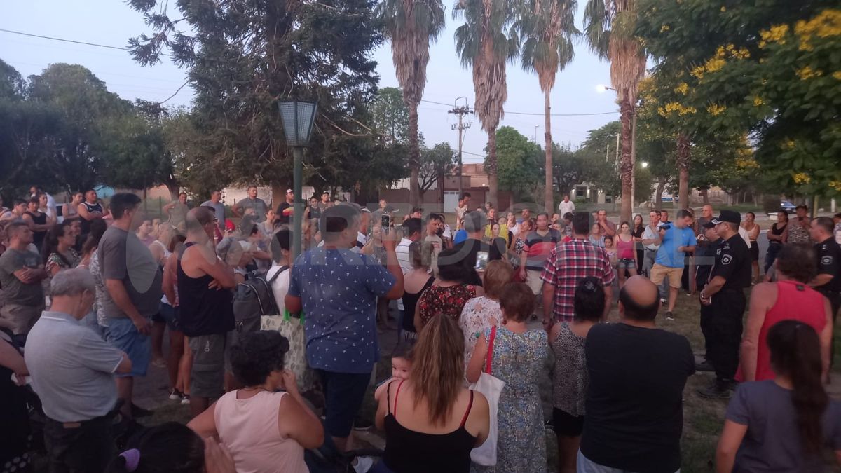 Vecinos de la localidad de Arroyo Aguiar se manifestaron este lunes por la tarde en reclamo de medidas de seguridad ante la ola de delitos.