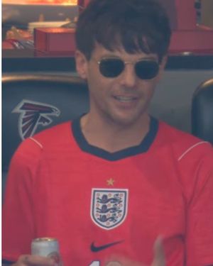 Louis Tomlinson, quien estuvo presente en el partido de Argentina contra Inglaterra, se volvió viral por su reacción ante la derrota de la selección inglesa. Louis Tomlinson, quien estuvo presente en el partido de Argentina contra Inglaterra, se volvió viral por su reacción ante la derrota de la selección inglesa.