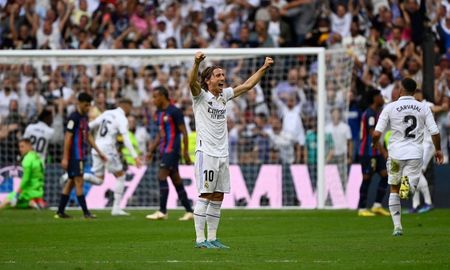 Real Madrid derrotó a Barcelona y quedó como lider de LaLiga de España por tres puntos de diferencia sobre su clásico rival. Real Madrid derrotó a Barcelona y quedó como lider de LaLiga de España por tres puntos de diferencia sobre su clásico rival.