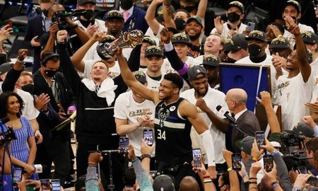 Con 50 puntos de Giannis Antetokounmpo, Milwaukee Bucks derrotó a Phoenix Suns y es nuevo campeón de la NBA. Con 50 puntos de Giannis Antetokounmpo, Milwaukee Bucks derrotó a Phoenix Suns y es nuevo campeón de la NBA.