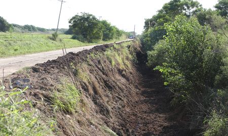 El canal las mandarinas trasporta el agua que viene del norte hasta la Laguna Setúbal. El canal las mandarinas trasporta el agua que viene del norte hasta la Laguna Setúbal.