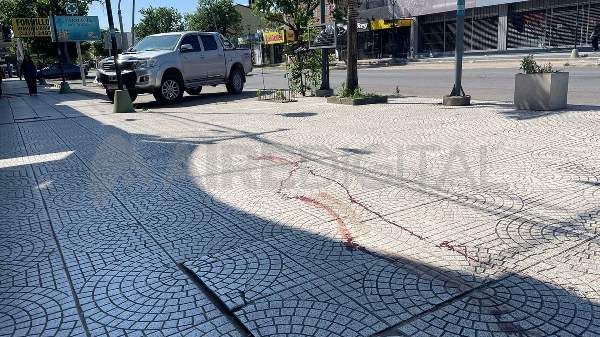 Un reguero de sangre cubrió la vereda de avenida 7 de Marzo tras el ataque a balazos.