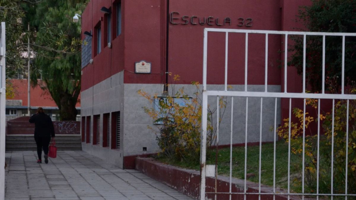 El portero fue separado de su cargo en la Escuela 32.