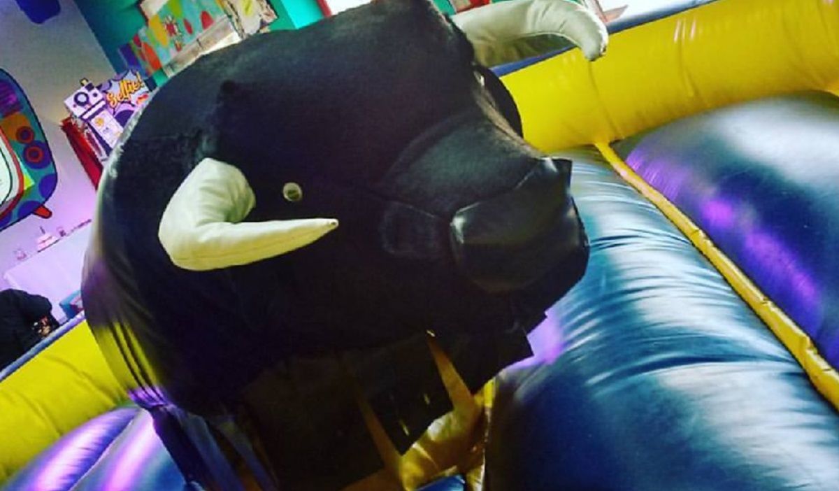 El toro se encontraba en el salón de eventos en el que se realizan cumpleaños de niños.&nbsp;