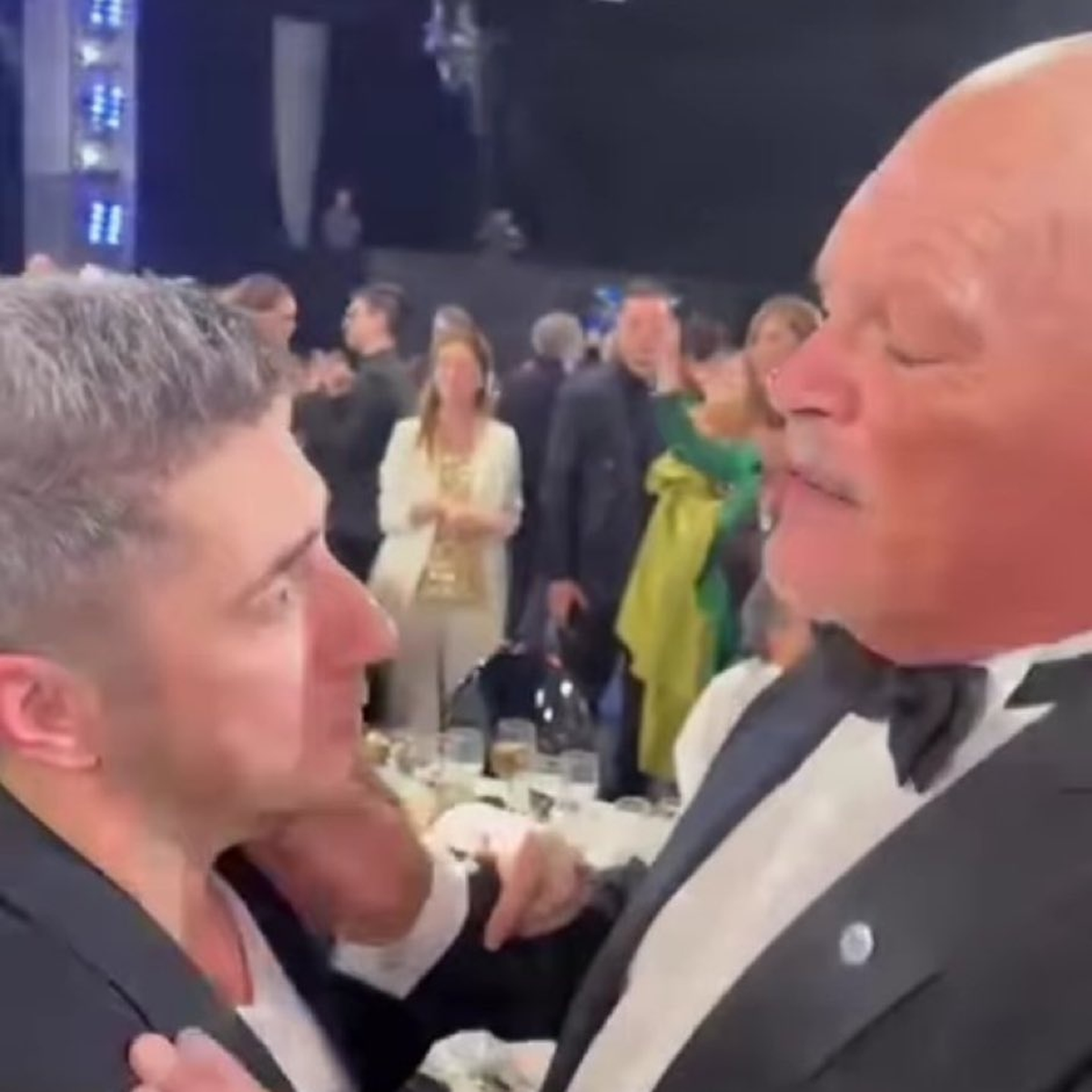 Alfa dio un abrazo a Jey Mammon en los Premios Martín Fierro.