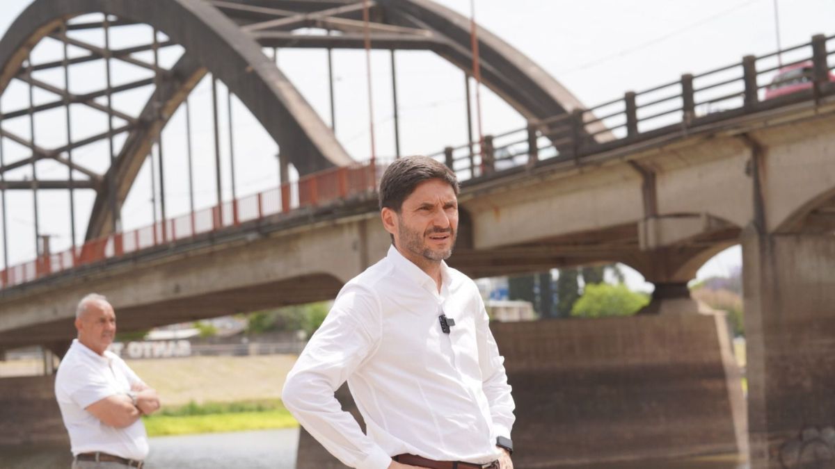 El gobernador Maximiliano Pullaro recorrió la obra del nuevo puente Carretero que ya tiene un avance del 30 por ciento. El gobernador Maximiliano Pullaro recorrió la obra del nuevo puente Carretero que ya tiene un avance del 30 por ciento.