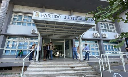 Dirigentes de todos los sectores del Partido Justicialista de Santa Fe mantuvieron un encuentro en la sede partidaria de la capital provincial y coincidieron en destacar como “positivo” el acercamiento de representantes. Dirigentes de todos los sectores del Partido Justicialista de Santa Fe mantuvieron un encuentro en la sede partidaria de la capital provincial y coincidieron en destacar como “positivo” el acercamiento de representantes.