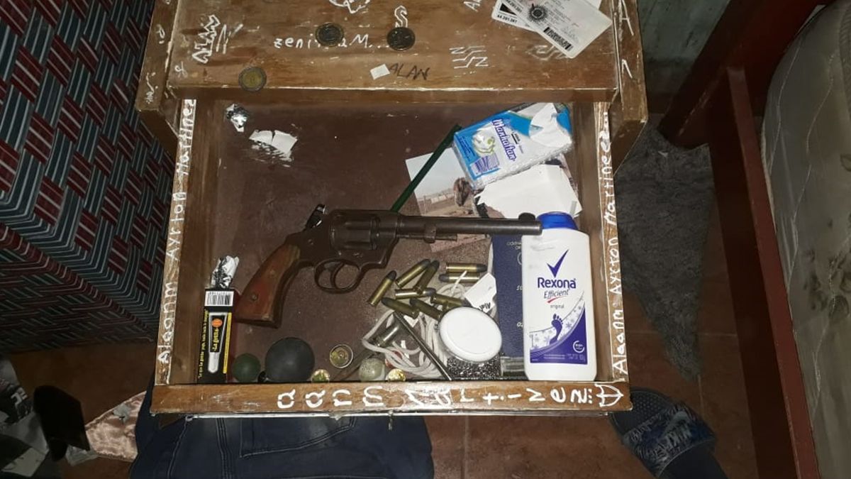 En un cajón los pesquisas encontraron un revólver y municiones.
