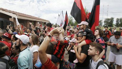 Una caravana multitudinaria acompañó a Colón rumbo al sueño de la Sudamericana