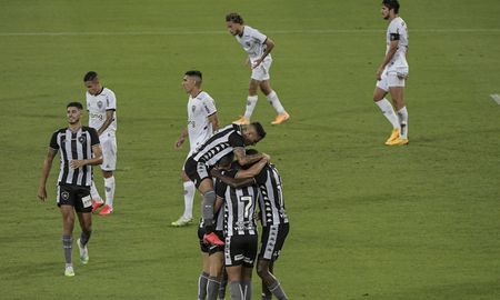 Botafogo venció por 2-1 al Atlético Mineiro de Jorge Sampaoli y le permitió al Inter del Chacho Coudet subirse a la cima del Brasileirao. Botafogo venció por 2-1 al Atlético Mineiro de Jorge Sampaoli y le permitió al Inter del Chacho Coudet subirse a la cima del Brasileirao.