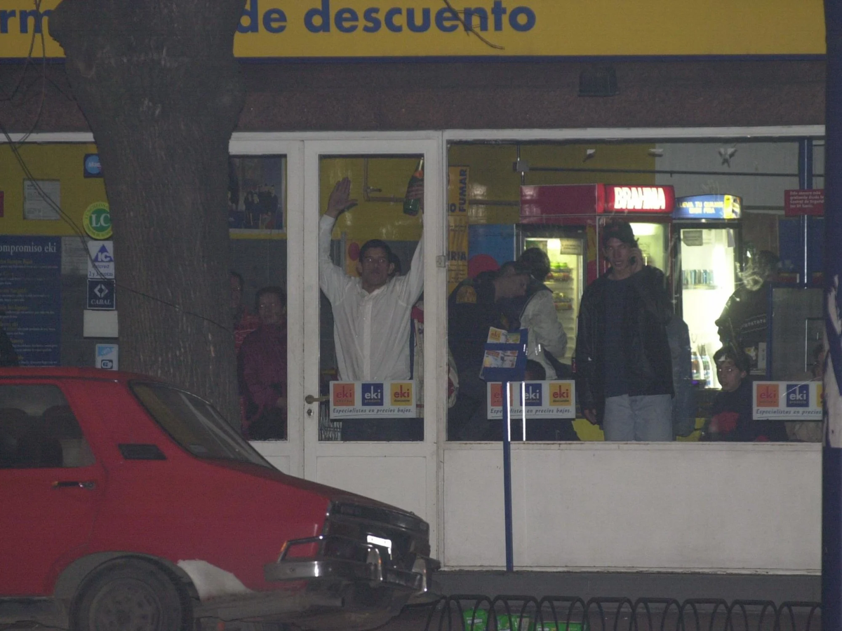 Chucky y dos jóvenes intentaron asaltar un supermercado en Gerli y tomaron a los clientes como rehenes.