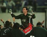 José Pablo Burtovoy es llevado en andas en Asunción, tras la clasificación de Colón a los Cuartos de Final de la Copa Libertadores 1998. José Pablo Burtovoy es llevado en andas en Asunción, tras la clasificación de Colón a los Cuartos de Final de la Copa Libertadores 1998.
