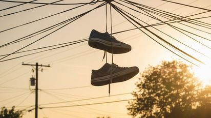 Pocos lo saben: por qué hay zapatillas colgadas en cables de luz